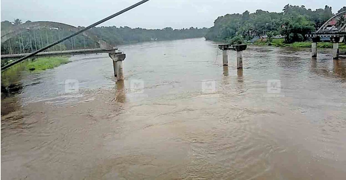 കനത്ത മഴയിൽ പമ്പയിൽ ജലനിരപ്പുയർന്നപ്പോൾ. കോഴഞ്ചേരി പാലത്തിൽ നിന്നുളള ദൃശ്യം.  
