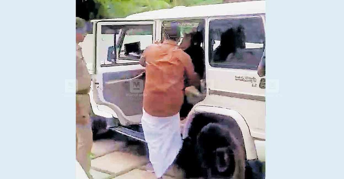 രാഹുൽ മാങ്കൂട്ടത്തിലിനെ ഇന്നലെ പുലർച്ചെ അടൂരിലെ വീട്ടിൽ നിന്ന് പൊലീസ് അറസ്റ്റ് ചെയ്ത് തിരുവനന്തപുരത്തേക്ക് കൊണ്ടുപോകുന്നു