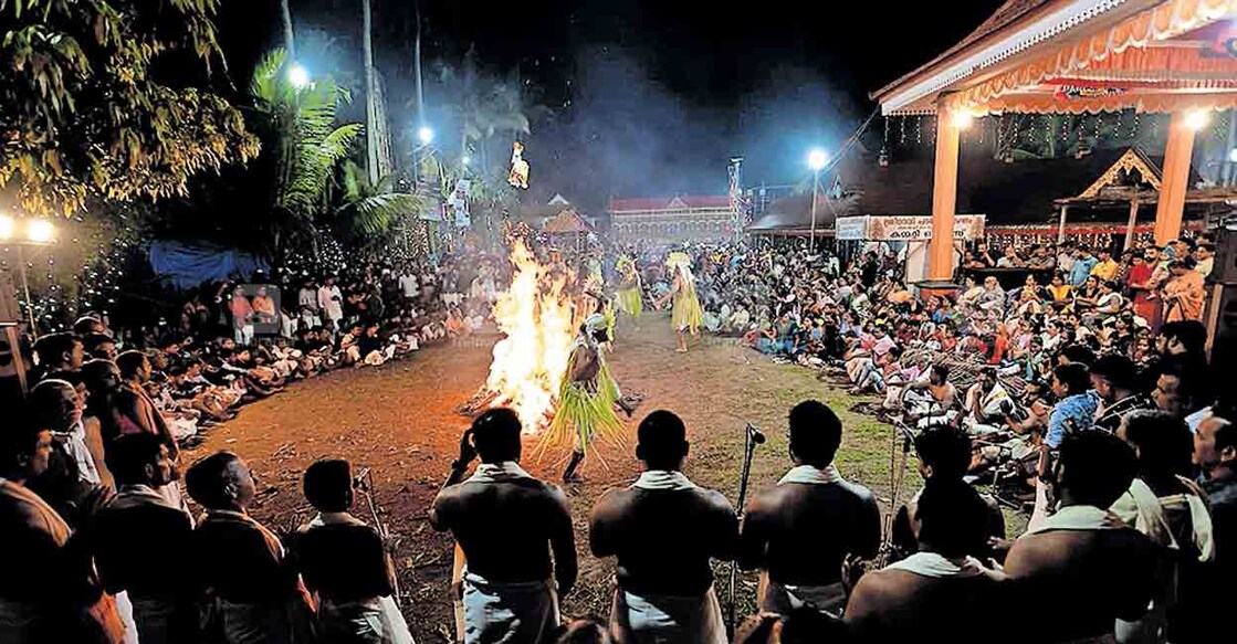 കോട്ടാങ്ങൽ ഭദ്രകാളി ക്ഷേത്രത്തിലെ പടയണി ഉത്സവത്തിൽ കളത്തിലുറയുന്ന കുളത്തൂർക്കരയുടെ ഗണപതിക്കോലങ്ങൾ.  