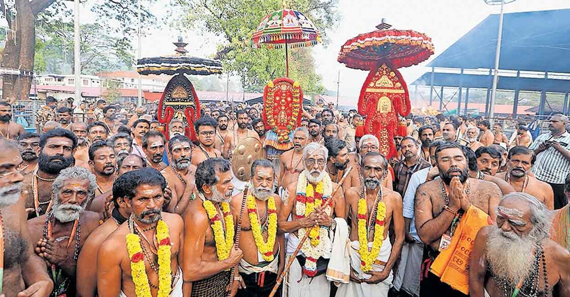 ശബരിമല സന്നിധാനത്ത് സമൂഹ പെരിയോൻ  എൻ.ഗോപാലകൃഷ്ണ പിള്ള നേതൃത്വത്തിൽ അമ്പലപ്പുഴ സംഘത്തിന്റെ ശീവേലി എഴുന്നള്ളത്ത്  പതിനെട്ടാംപടിക്കൽ എത്തിയപ്പോൾ.  
