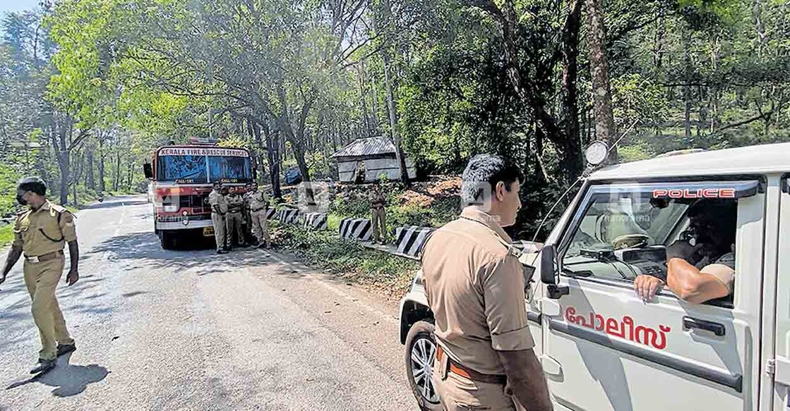  ളാഹയിൽ ബസ് മറിഞ്ഞതായ വ്യാജ സന്ദേശം അറിഞ്ഞ് രക്ഷാപ്രവർത്തനത്തിനു എത്തിയ പെരുനാട് പൊലീസും റാന്നി അഗ്നിരക്ഷാ സേന പ്രവർത്തകരും ളാഹ മഞ്ഞത്തോട്ടിൽ എത്തിയപ്പോൾ.  