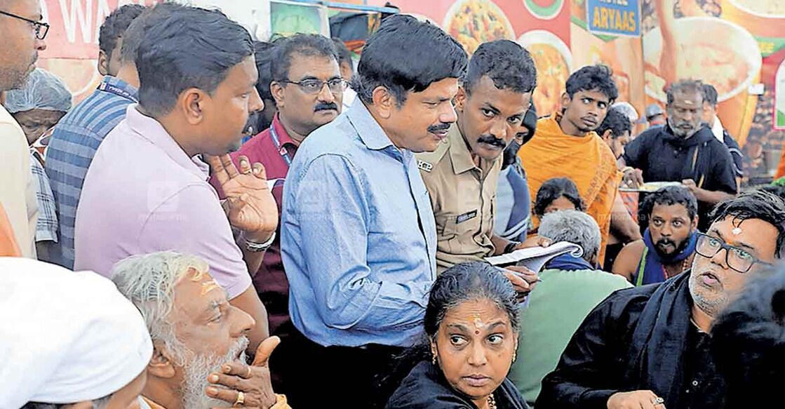 collectors-inspection-of-shops ഹോട്ടലുകളിൽ തീർഥാടകരോട് അമിത വില ഈടാക്കുന്നതായുള്ള പരാതിയെ തുടർന്നു പത്തനംതിട്ട ജില്ലാ കലക്ടർ എ.ഷിബുവിന്റെ നേതൃത്വത്തിൽ ശബരിമല സന്നിധാനത്ത് മിന്നൽ പരിശോധന നടത്തുന്നു.