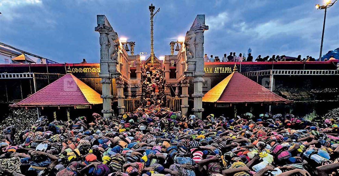 sabarimala-pilgrimage5 ശരണപ്രവാഹം
ശബരിമലയിൽ പതിനെട്ടാംപടി കയറാൻ കാത്തുനിൽക്കുന്ന തീർഥാടകർ. 19 മണിക്കൂർ വരെ കാത്തു നിന്നാണ് ഇന്നലെ തീർഥാടകർ
ദർശനം നടത്തിയത്. ചിത്രം: സിബു ഭുവനേന്ദ്രൻ ∙ മനോരമ