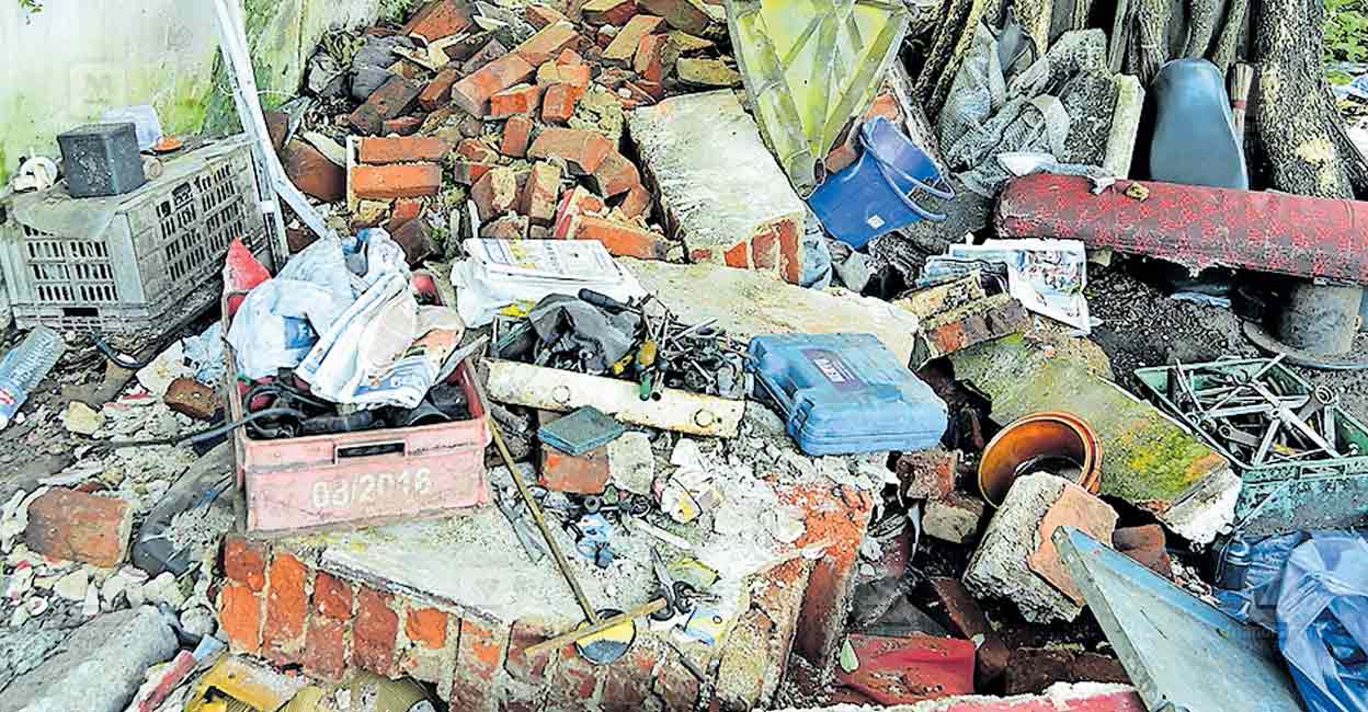 ഹെഡ് പോസ്റ്റ് ഓഫിസ് മതിലിനു മുകളിലെ ഭിത്തി തകർന്നുവീണു Thiruvalla