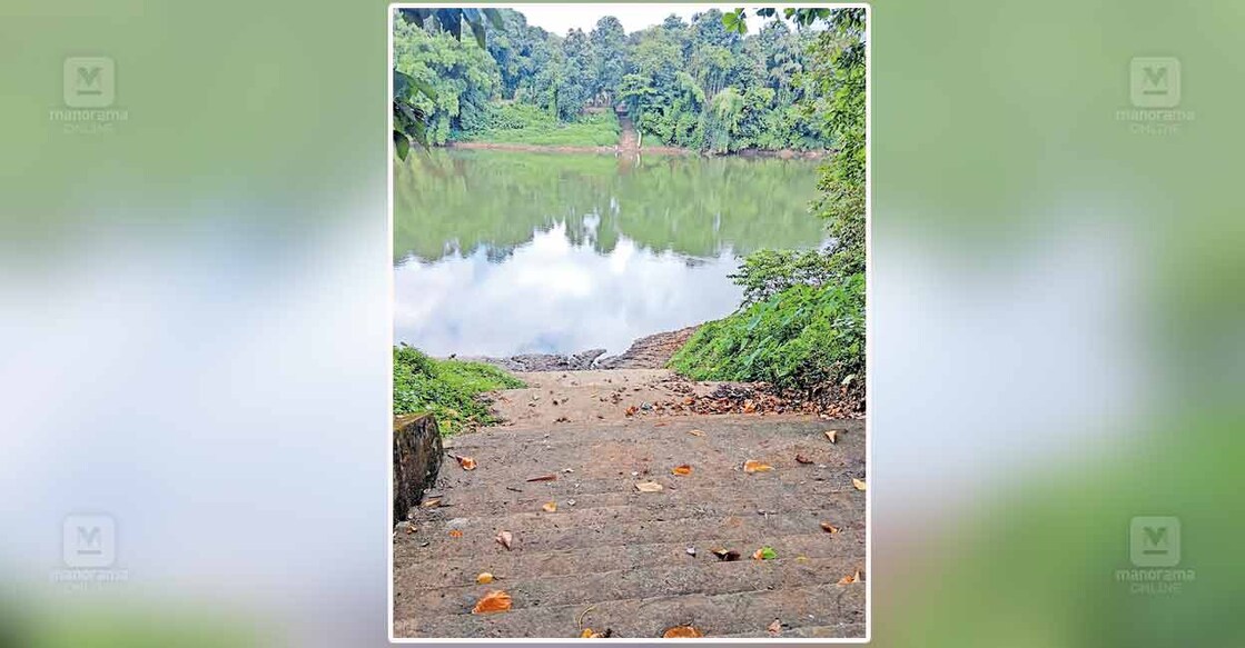പമ്പാനദിയിൽ കടത്തു നിലച്ച തോട്ടമൺ മാരാംതോട്ടത്തിൽ കടവ്.  

