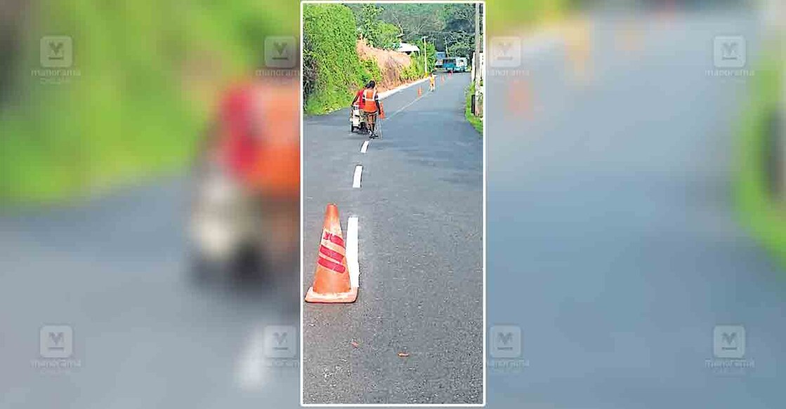 vadasserikkara-road മണ്ണാരക്കുളഞ്ഞി–പ്ലാപ്പള്ളി ശബരിമല പാതയിൽ വരകളിടുന്ന പണി നടക്കുന്നു.