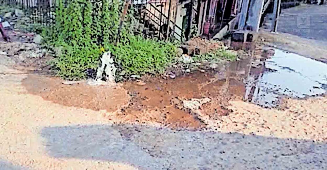 കോട്ടയം - കോഴഞ്ചേരി റോഡിൽ മല്ലപ്പള്ളി ടൗണിൽ ഭക്ഷണശാലയുടെ പ്രവേശന കവാടത്തിനു സമീപം ജല അതോറിറ്റിയുടെ കുഴൽ തകർന്ന് ശുദ്ധജലം നഷ്ടപ്പെടുന്നു.  
