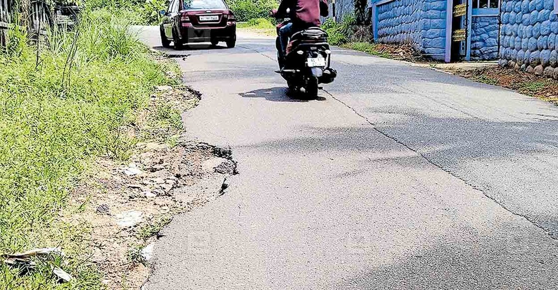 kozhancheri-keekkozhur-ranni-road കോഴഞ്ചേരി–കീക്കൊഴൂർ–റാന്നി റോഡിൽ പൈപ്പ് സ്ഥാപിച്ചതിനുശേഷം കുഴിയിൽ അറ്റകുറ്റപ്പണികൾ നടത്താതെ കിടക്കുന്നു.