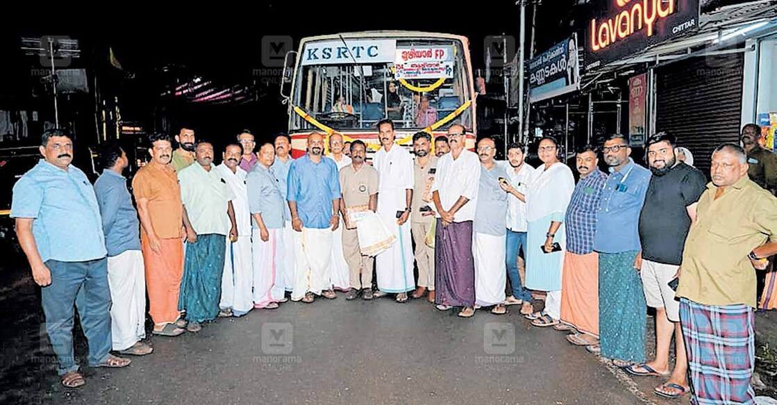 സർവീസ് പുന:രാരംഭിച്ച തിരുവനന്തപുരം -മൂഴിയാർ ഫാസ്റ്റ് പാസഞ്ചർ ബസിനു ചിറ്റാർ മാർക്കറ്റ് ജംക്‌ഷനിൽ പൗരാവലിയുടെ നേതൃത്വത്തിൽ നൽകിയ സ്വീകരണം.  
