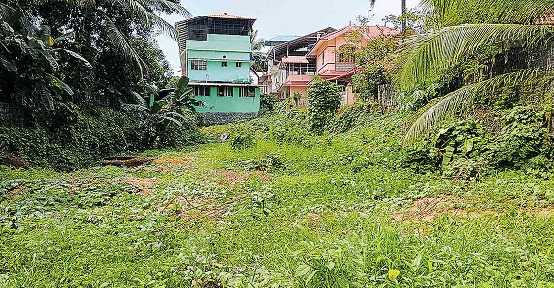 കുറ്റപ്പുഴയിലെ സർക്കാർ ആയുർവേദ ആശുപത്രിയുടെ പുതിയ കെട്ടിടത്തിന്റെ നിർമാണം മുടങ്ങിയ നിലയിൽ.