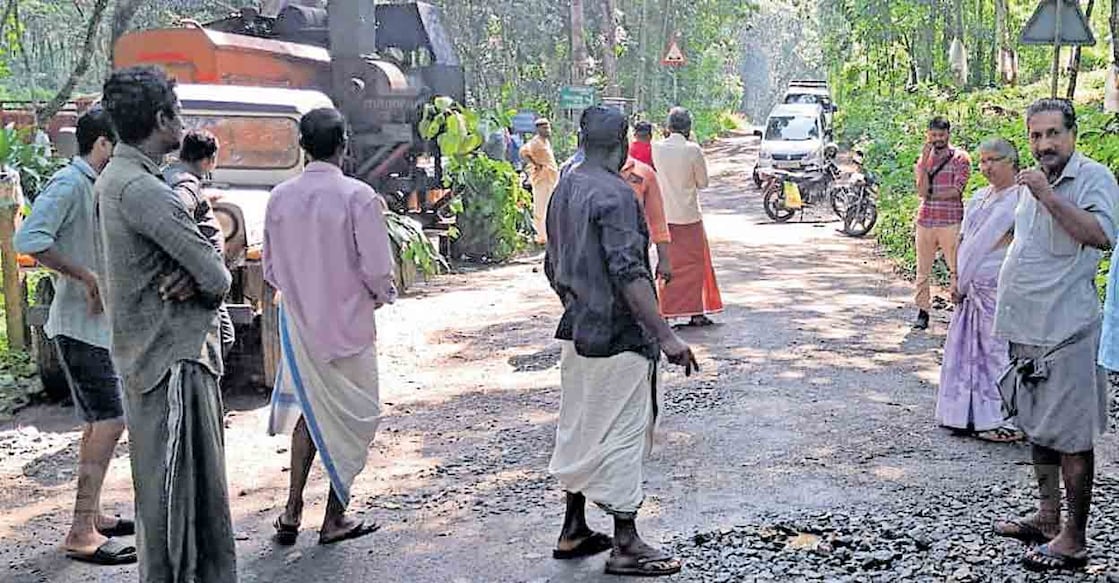 road-work ആനിക്കാട് പഞ്ചായത്ത് 1, 2, 13 വാർഡുകളിലൂടെ കടന്നുപോകുന്ന പൊതുമരാമത്ത് റോഡുകളിലെ അറ്റകുറ്റപ്പണികൾ ശരിയാംവിധം നടത്തണമെന്നാവശ്യപ്പെട്ട് ജനപ്രതിനിധികളുടെയും നാട്ടുകാരുടെയും നേതൃത്വത്തിൽ പണികൾ തടഞ്ഞപ്പോൾ.