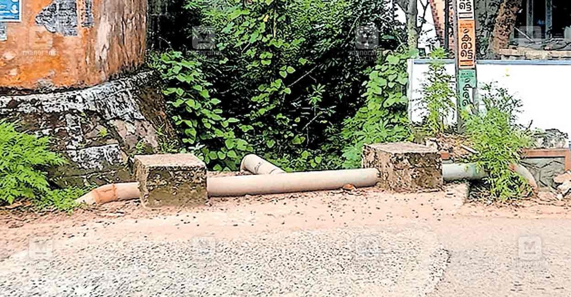 കവിയൂർ‌ പഞ്ചായത്തിലെ എട്ടു മീറ്റർ‌ വീതിയുണ്ടായിരുന്ന കരിപ്പോലിൽ തോടിന്റെ ഇപ്പോഴത്തെ അവസ്ഥ.  
