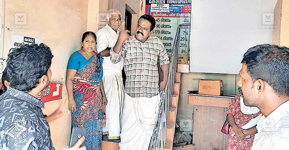 konni-rcb കോന്നി ആർസിബിയിൽ നിക്ഷേപത്തുക തിരിച്ചു നൽകാത്തതിൽ പ്രതിഷേധിച്ച് ബാങ്കിലെത്തിയ പയ്യനാമൺ താവളപ്പാറ ആനന്ദഭവനം ആനന്ദന്റെ കുടുംബവുമായി ജീവനക്കാർ തട്ടിക്കയറുന്നു