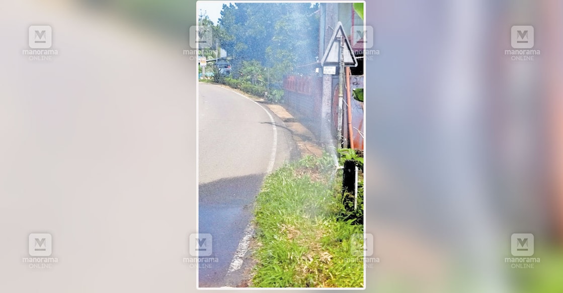 pipeline-leak തണ്ണിത്തോട് മൂഴിക്ക് സമീപം പൊതു ടാപ്പ് പൊട്ടി വെള്ളം റോഡിലേക്ക് ചീറ്റിത്തെറിക്കുന്നു.
