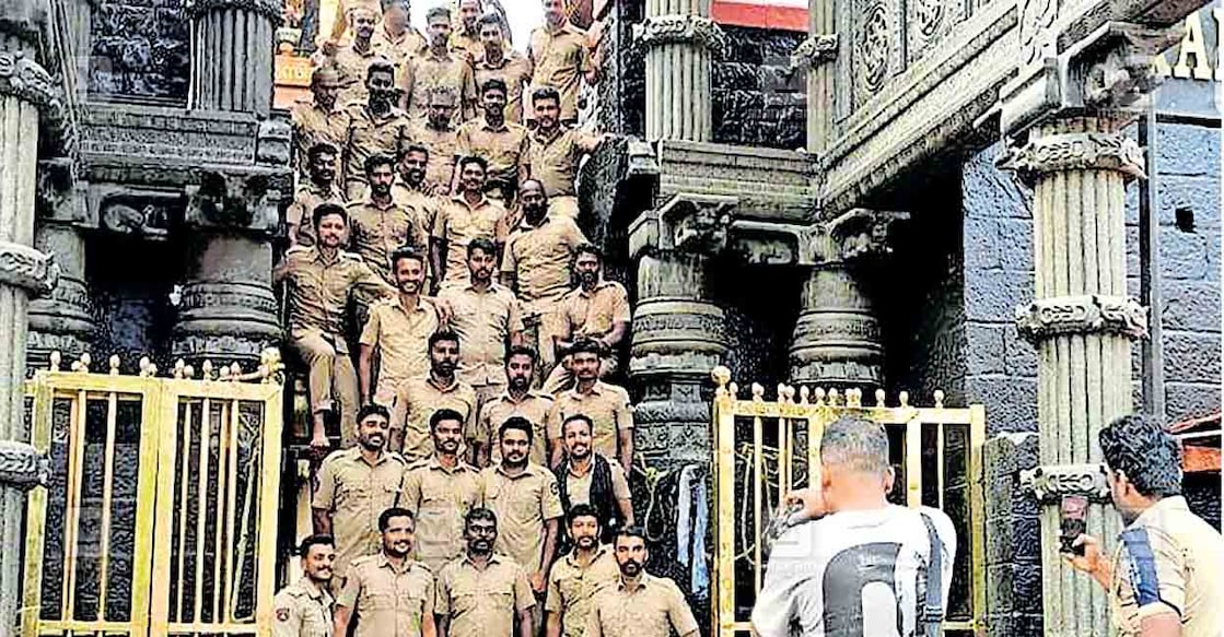 pathanamthitta-sabarimala-police-officers പതിനെട്ടാംപടിയിൽ നിന്നു പൊലീസുകാർ ചിത്രമെടുക്കുന്നു.
