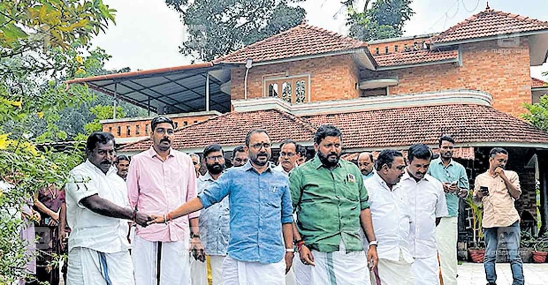 ബിജെപി സംസ്ഥാന അധ്യക്ഷൻ കെ.സുരേന്ദ്രൻ എഡിഎം നവീൻ 
ബാബുവിന്റെ മലയാലപ്പുഴയിലെ വീട്ടിലെത്തിയ ശേഷം മടങ്ങുന്നു.    