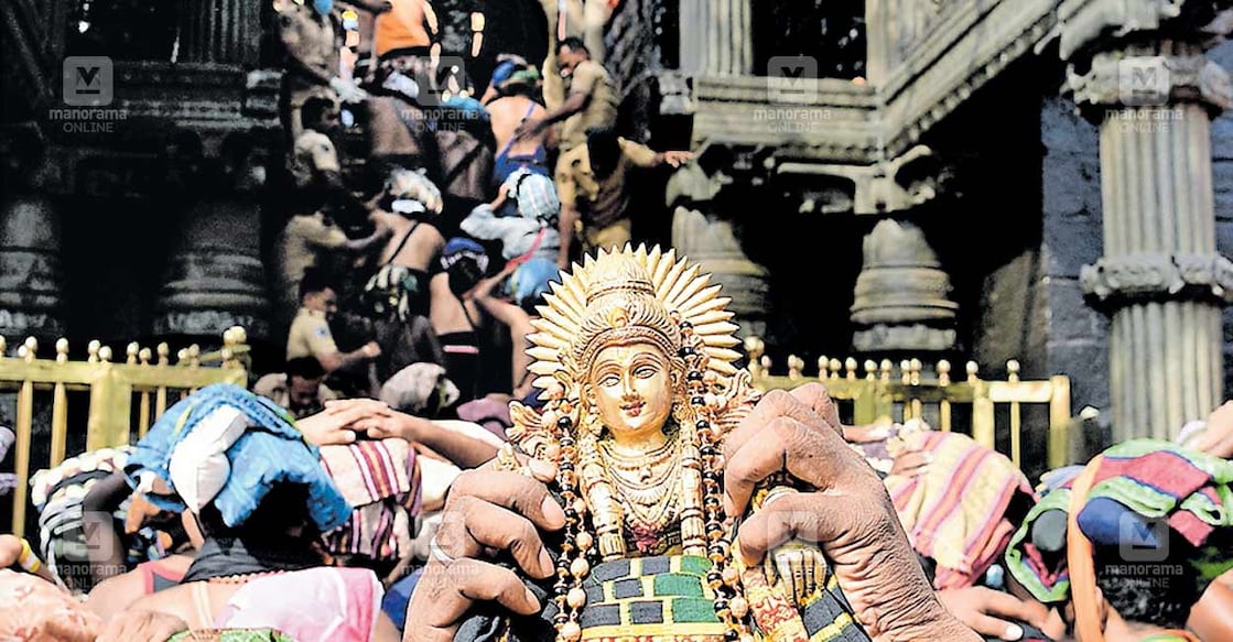 pathanamthitta-pathinettam-padi
അയ്യപ്പ വിഗ്രഹം ഇരുമുടിക്കെട്ടിനു മുകളിൽ വച്ച് ദർശനത്തിനെത്തിയ തീർഥാടകൻ. ചിത്രം: മനോരമ