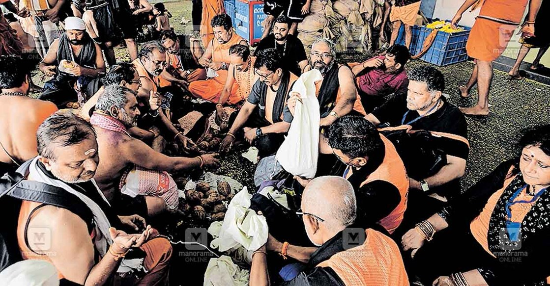 pathanamthitta-sabarimala-pilgrims-from-north അഭിഷേക പ്രിയന്...
അയ്യപ്പ ദർശനത്തിനായി ഛത്തീസ്ഗഡിൽ നിന്നെത്തിയ 34 അംഗ തീർഥാടക സംഘം ശബരിമല സന്നിധാനത്ത് നെയ്യഭിഷേകത്തിനായി തയാറെടുക്കുന്നു.
ചിത്രം: മനോരമ