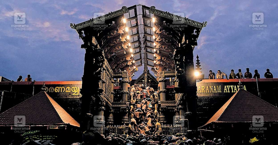 new-developments-and-future-of-sabarimala-temple മേഘച്ചാർത്ത്...
എല്ലാ ദുഃഖങ്ങളും തീർക്കുന്ന ശബരിമലയിലെ ശക്തിചൈതന്യത്തിന് അസ്തമയ സൂര്യൻ നിറമാല ചാർത്തിയ വേളയിൽ പതിനെട്ടാംപടി കയറുന്ന തീർഥാടകർ. ചിത്രം: ഹരിലാൽ/മനോരമ