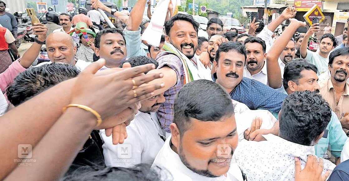 palakkad-mla-rahul-mamkoottathil-pathanamthitta രാഹുൽ മാങ്കൂട്ടത്തിലിന് ഡിസിസിയുടെ നേതൃത്വത്തിൽ കോഴഞ്ചേരിയിൽ നൽകിയ സ്വീകരണത്തിൽ നിന്ന്. ചിത്രം:മനോരമ