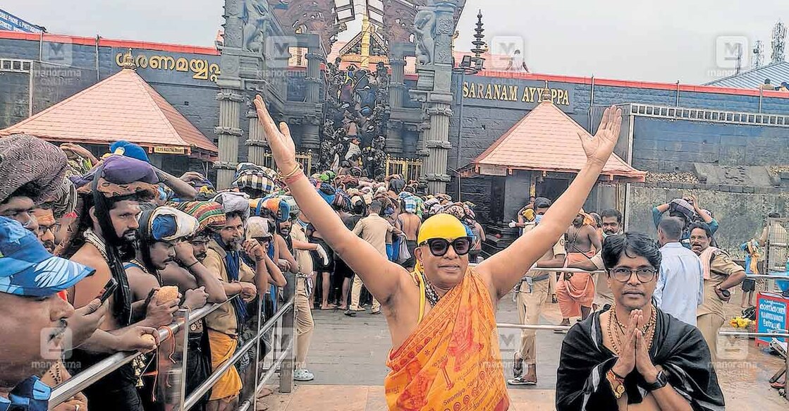 
ഭക്തിയുടെ കുളിരിൽ
ഡ്രംസ് മാന്ത്രികൻ ശിവമണി ശബരിമല സന്നിധാനത്ത് അയ്യപ്പ ദർശനത്തിനു ശേഷം പതിനെട്ടാംപടിക്കൽ എത്തി ശരണംവിളിക്കുന്നു. പ്രകാശ് ഉള്ള്യേരി സമീപം. ചിത്രം: മനോരമ  
