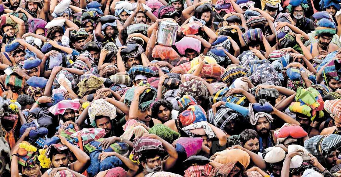 sabarimala ശബരിമലയിൽ പതിനെട്ടാംപടി കയറാൻ കാത്തു നിൽക്കുന്ന തീർഥാടകർ. അധികം കാത്തു നിൽക്കാതെ പതിനെട്ടാംപടി കയറാൻ കഴിയണമെന്ന പ്രാർഥനയുമായാണ് തീർഥാടകർ എത്തുന്നത്. ചിത്രം: മനോരമ