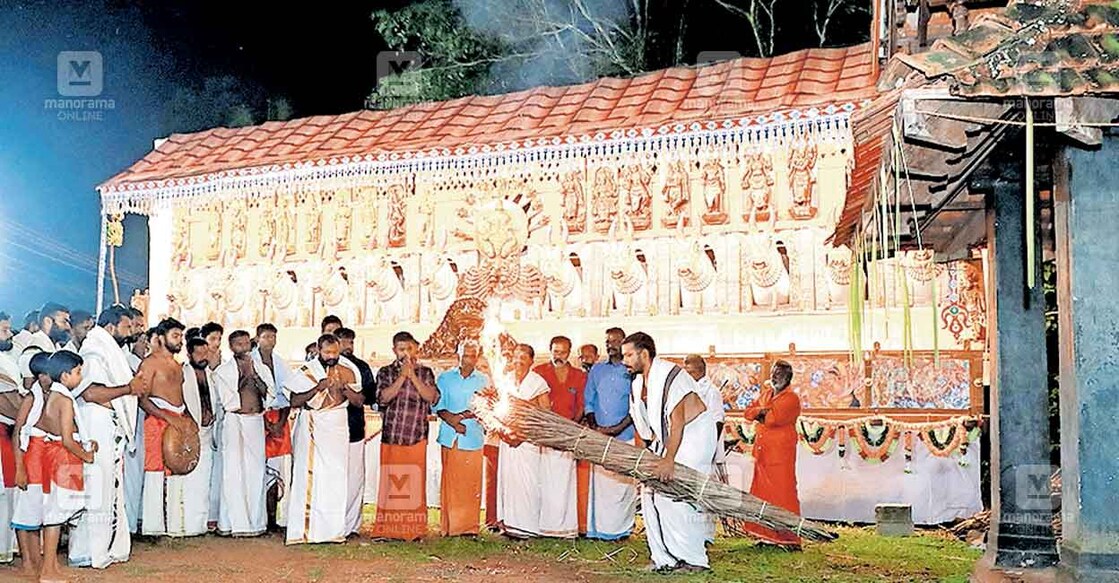 തെള്ളിയൂർക്കാവ് ഭഗവതി ക്ഷേത്രത്തിലെ പടയണിക്ക് പാട്ടമ്പലത്തിൽ പാരമ്പര്യ അവകാശികളുടെ പ്രതിനിധി അശോക് ആർ. കുറുപ്പ് ചൂട്ട് വയ്ക്കുന്നു.