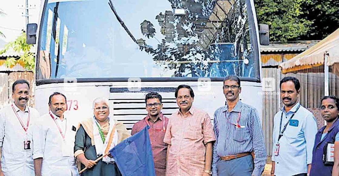 6ksrtc-conversion മാരാമൺ കൺവൻഷനിലെ കെഎസ്ആർടിസിയുടെ പ്രത്യേക ബസ് സർവീസ് ജില്ലാ പഞ്ചായത്തംഗം സാറാ തോമസ് ഫ്ലാഗ് ഓഫ് ചെയ്യുന്നു. സജായ് പി.സൈമൺ, പി.കെ.കുരുവിള, തോമസ് കോശി, ടിജു എം.ജോർജ്, സുവിശേഷ പ്രസംഗ സംഘം ട്രഷറർ ഡോ. എബി വാരിക്കാട്, ജേക്കബ് ജോൺ, സ്റ്റേഷൻ മാസ്റ്റർ സുനിൽ എന്നിവർ സമീപം.