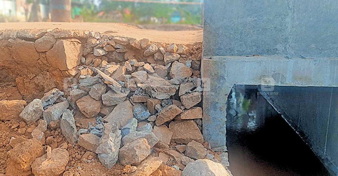 pathanamthitta-water-scarcity വടക്കടത്തുകാവ് പുന്തലപ്പടി–വെള്ളക്കുളങ്ങര റോഡിൽ പുന്തലപ്പടിയിൽ കലുങ്കു പുനർനിർമിച്ച ഭാഗത്ത് ജല വിതരണ പദ്ധതിയുടെ പൈപ്പ് പൊട്ടി റോഡിന്റെ വശത്തെ സംരക്ഷണഭിത്തി തകർന്ന നിലയിൽ.
