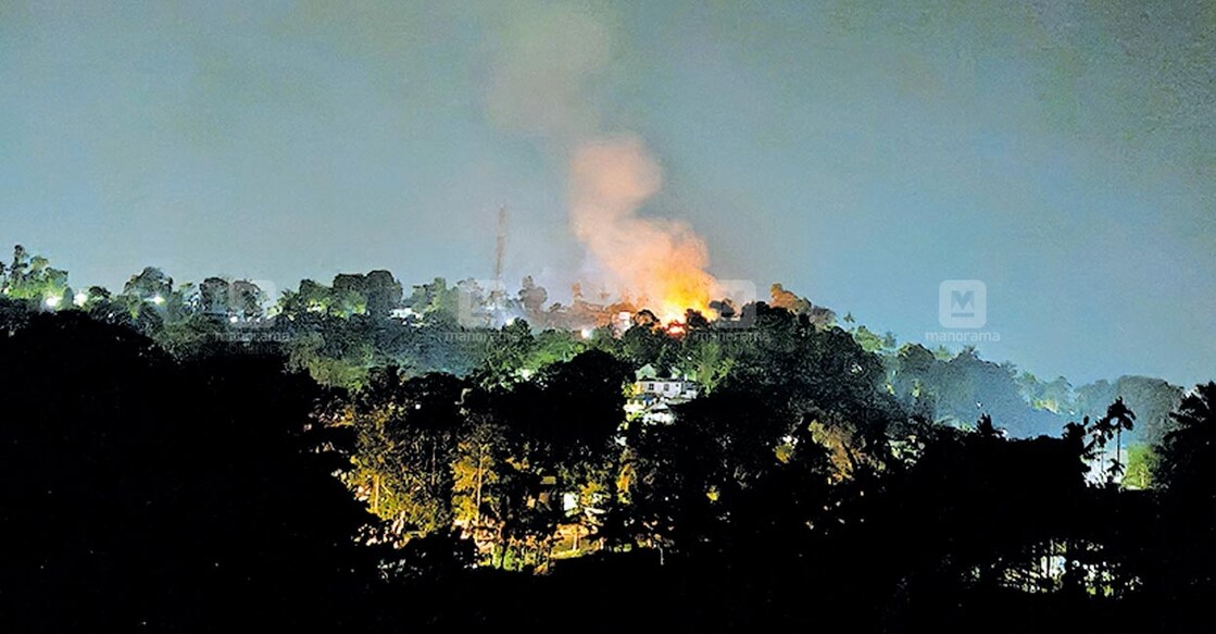 തൈക്കാവ് സ്കൂളിനു സമീപം ഇന്നലെ രാത്രിയുണ്ടായ തീപിടിത്തം
