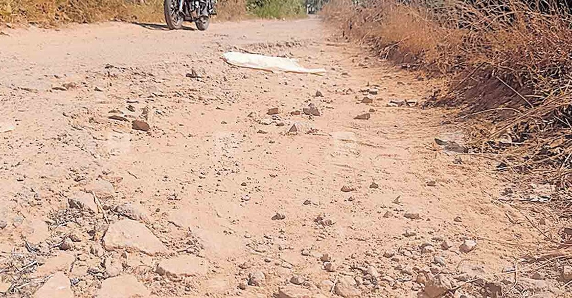 മണക്കാല ജനശക്തിനഗറിൽ നിന്ന് സർവോദയം ജംക്‌ഷനിലേക്ക് പോകുന്ന കനാൽ റോഡ് തകർന്ന് കുഴിയായി കിടക്കുന്നു.  