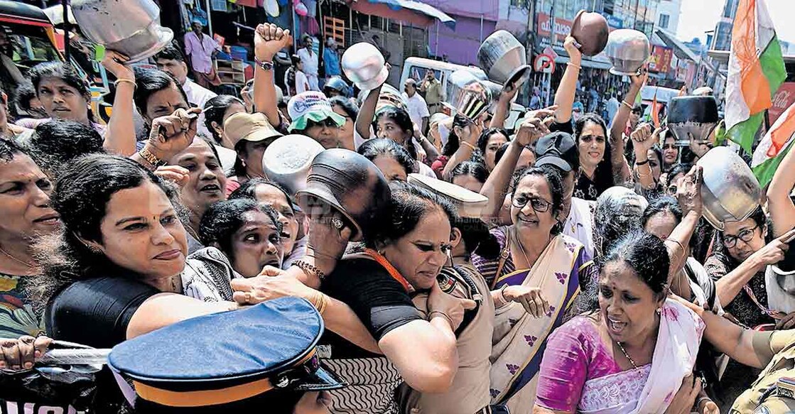 pathanamthitta-mahila-congress കാലിക്കലവുമായി മഹിളാ കോൺഗ്രസ് ജില്ലാ പ്രവർത്തകർ സപ്ലൈകോയിലേക്ക് നടത്തിയ പ്രകടനം പൊലീസ് തടഞ്ഞപ്പോൾ. ചിത്രം: മനോരമ