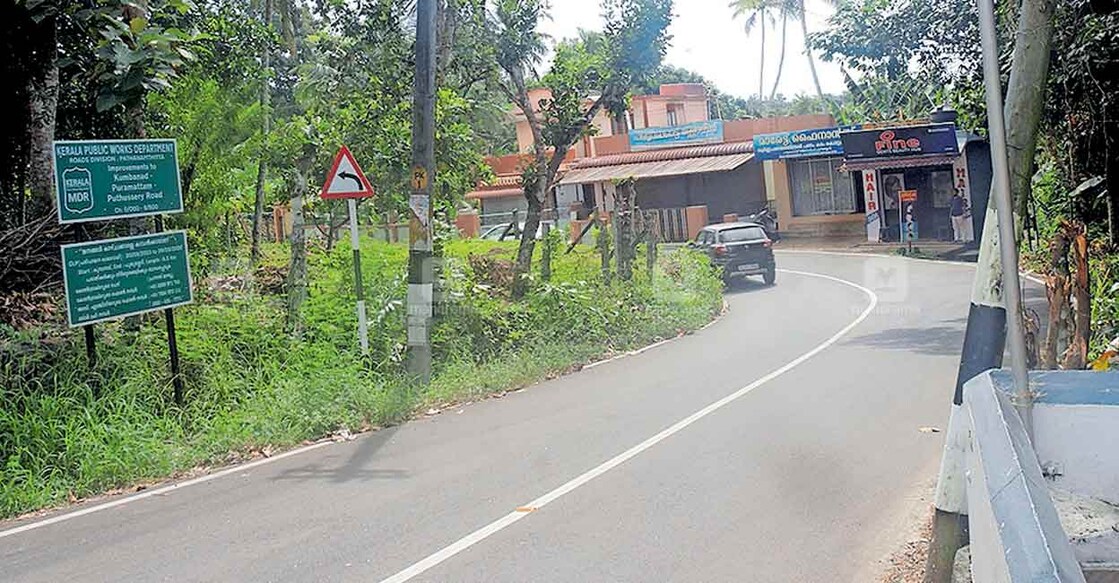 road-pta1 പുതുശേരി–പുറമറ്റം–കുമ്പനാട് റോഡിലെ പുതുശേരി കവലയിലെ അപകടകരമായ വളവ്.