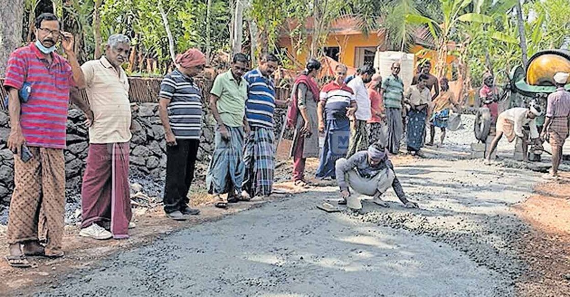 വല്യയന്തിയിൽ തകർന്നു കിടക്കുന്ന പാതയുടെ പുനരുദ്ധാരണത്തിനു പണമില്ലാതെ നഗരസഭ മടിച്ചുനിന്നപ്പോൾ നാട്ടുകാർ പണം സംഘടിപ്പിച്ച് മേലെക്കാലാ-പ്ലാക്കൽ റോഡ് കോൺക്രീറ്റ് ചെയ്യുന്നു  