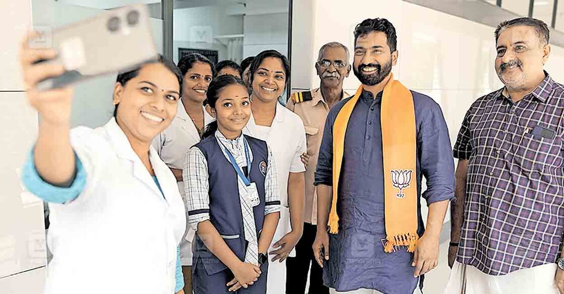 pathanamthitta-anil-antony പത്തനംതിട്ട ലോക്സഭാ മണ്ഡലം എൻഡിഎ സ്ഥാനാർഥി അനിൽ ആന്റണി പൊൻകുന്നത്ത് പ്രചാരണത്തിനിടെ.