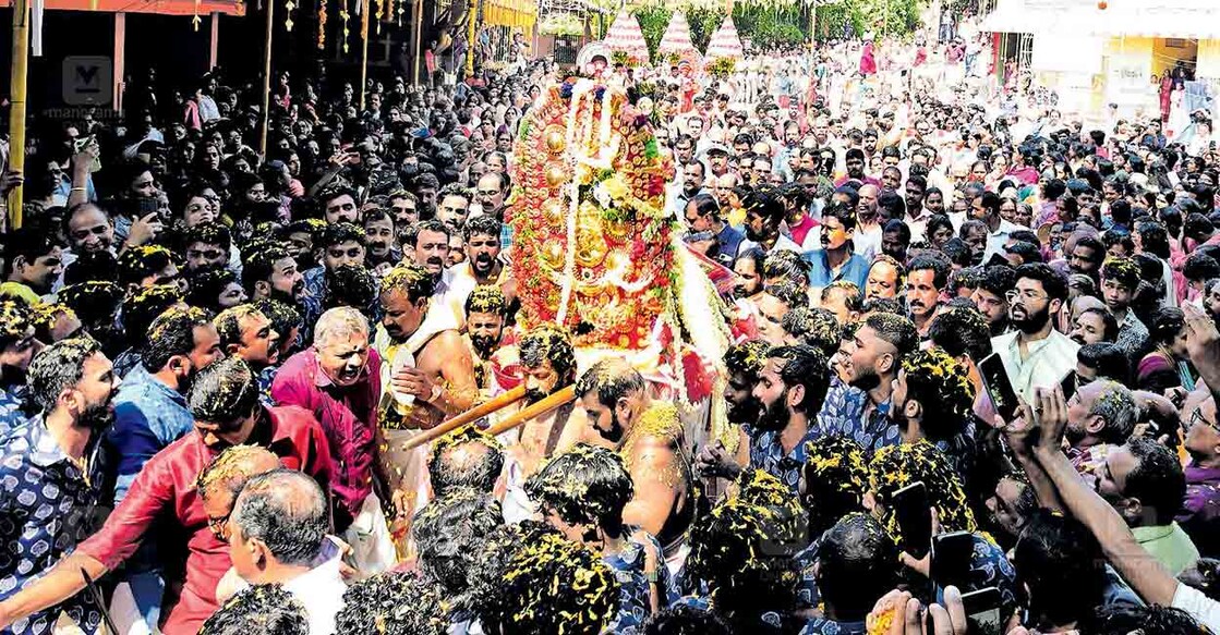 ഇടപ്പാവൂർ ഭഗവതി ക്ഷേത്രത്തിലെ പൂരം ഉത്സവത്തിന്റെ ഭാഗമായി നടന്ന അൻപൊലി എഴുന്നള്ളത്ത്. 					       ചിത്രം: മനോരമ