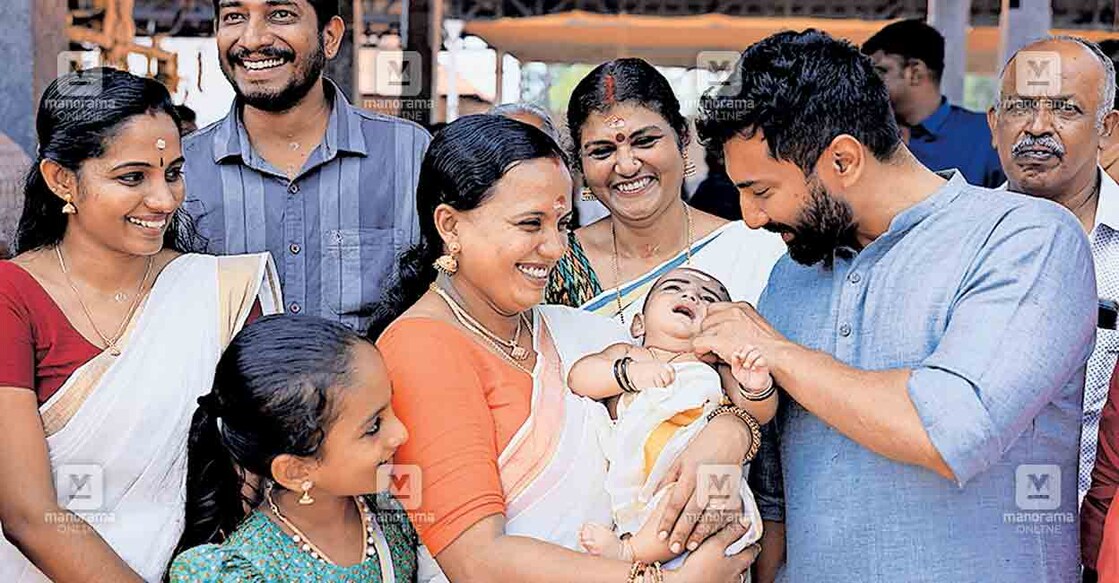 പ്രചാരണത്തിനിടെ പത്തനംതിട്ട ലോക്സഭാ മണ്ഡലം എൻഡിഎ സ്ഥാനാർഥി അനിൽ ആന്റണി ആറന്മുള പാർഥസാരഥി ക്ഷേത്രത്തിൽ എത്തിയവർക്കൊപ്പം.  
