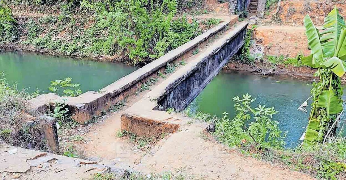 കല‍ഞ്ഞൂർ കാഞ്ഞിരമുകൾ പാലം. കനാലിൽ വെള്ളം നിറഞ്ഞൊഴുകുന്നതും കാണാം.  കഷ്ടിച്ചു നടക്കാൻമാത്രം വഴിയുള്ള ഈ പാലം നവീകരിക്കണം എന്നാണ് നാട്ടുകാരുടെ ആവശ്യം. ഈ മേഖലയിൽ യാത്രാസൗകര്യങ്ങൾ തീരെ കുറവാണ്. 