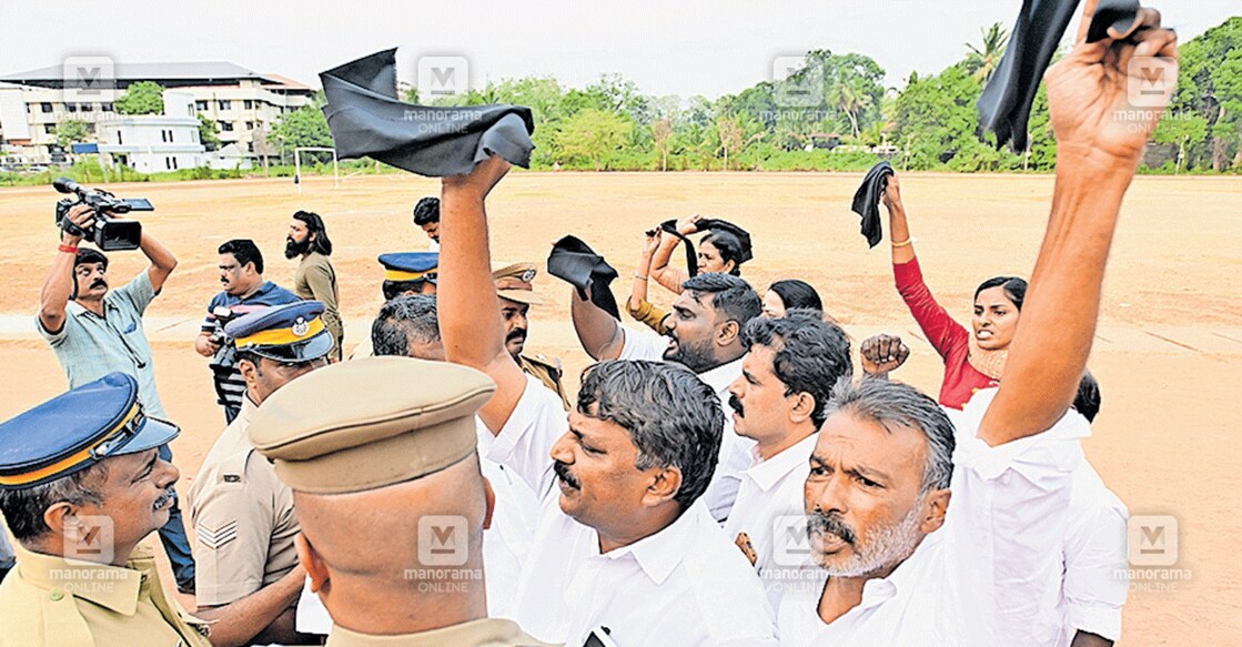 പത്തനംതിട്ട ജില്ലാ സ്റ്റേഡിയത്തിൽ നടന്ന സ്‌പോർട്‌സ് കോംപ്ലക്സിന്റെ നിർമാണോദ്ഘാടന വേദിയിലേക്കു യുഡിഎഫ് കൗൺസിലർമാർ നടത്തിയ കരിങ്കൊടി പ്രതിഷേധം.                    ചിത്രം: മനോരമ  
