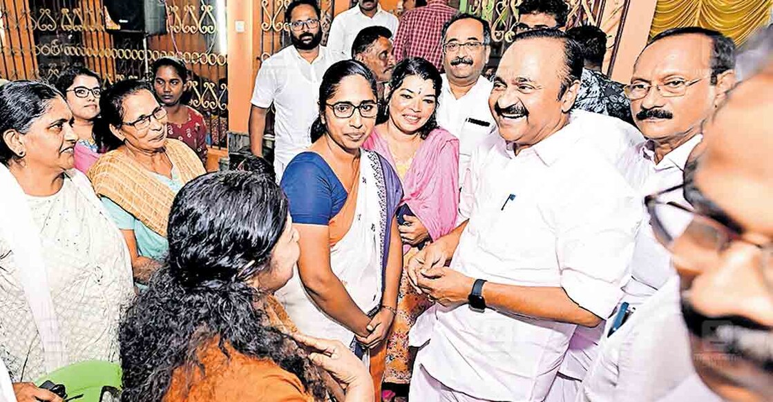 


‘ആന്റോ ആന്റണിക്ക് ഒരു വീട്ടുമുറ്റം’ പരിപാടിയുടെ ഉദ്ഘാടനത്തിനായി പുല്ലാട്ട് അനീഷ് വരിക്കണ്ണാമലയുടെ ഭവനത്തിലെത്തിയ പ്രതിപക്ഷ നേതാവ് വി.ഡി.സതീശൻ പ്രവർത്തകർക്കൊപ്പം. ചിത്രം: മനോരമ  