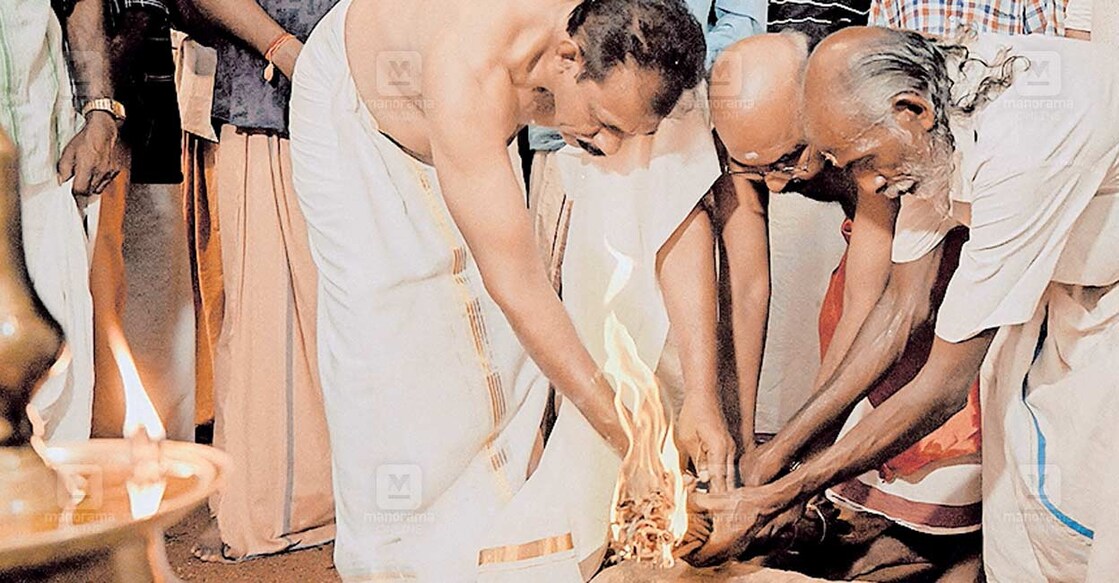 padayani2 കരദേവതയ്ക്കു മുൻപിൽ:കടമ്മനിട്ട പടയണിക്കു തുടക്കം കുറിച്ച് ആശാൻ കടമ്മനിട്ട പ്രസന്ന കുമാർ ചൂട്ടുവയ്ക്കുന്നു.
