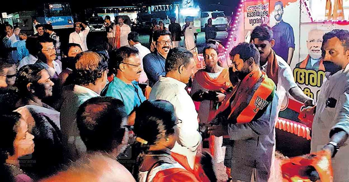 pathanamthitta-anil-k-antony എൻഡിഎ സ്ഥാനാർഥി അനിൽ കെ.ആന്റണിയുടെ തിരഞ്ഞെടുപ്പ് പര്യടനം പന്തളം ജംക്ഷനിലെത്തിയപ്പോൾ പ്രവർത്തകർ സ്വീകരണം നൽകുന്നു.