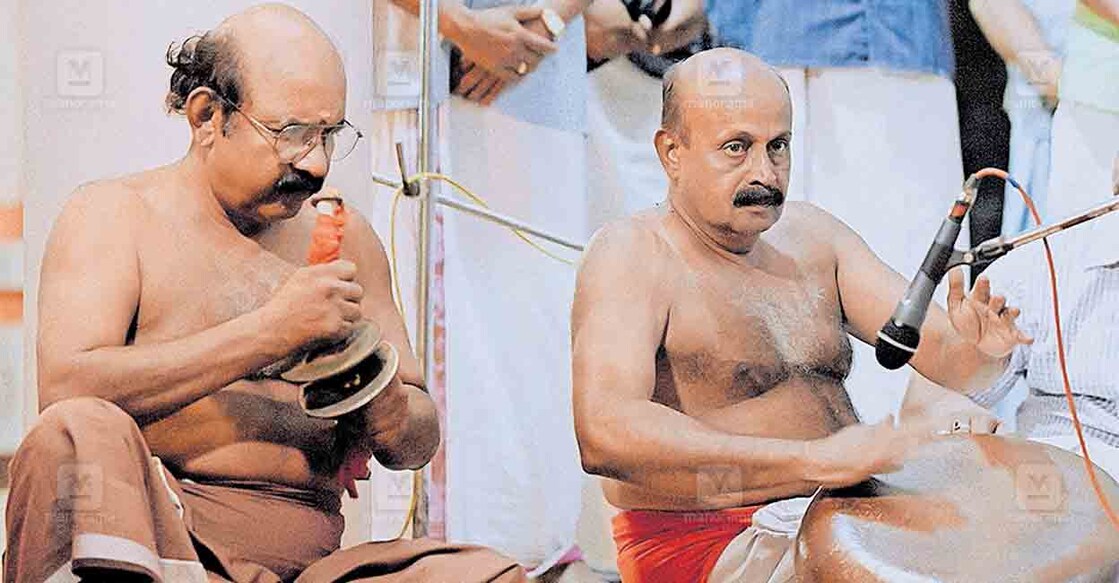 pathanamthitta-kadamanitta-payani-presannakumar-reghukumar കടമ്മനിട്ട പടയണിക്കു തുടക്കം കുറിച്ച് ആശാന്മാരായ പ്രസന്നകുമാർ, രഘുകുമാർ എന്നിവർ ഒരുക്കിയ തപ്പുമേളം
