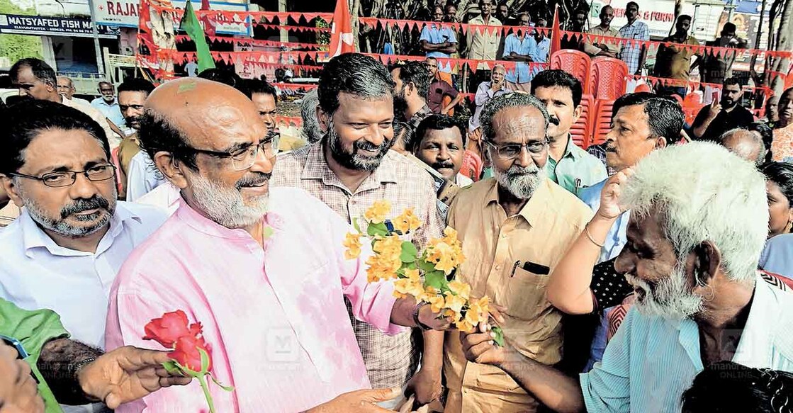 isaac പത്തനംതിട്ട ലോക്സഭാ മണ്ഡലം എൽഡിഎഫ് സ്ഥാനാർഥിയുടെ ആറന്മുള മണ്ഡലം പര്യടനത്തിനു തുടക്കം കുറിച്ച് ഇലവുംതിട്ടയിൽ
ടി.എം. തോമസ് ഐസക്കിനെ പൂക്കൾ നൽകി സ്വീകരിക്കുന്നു. കെ.സി.രാജഗോപാൽ സമീപം. ചിത്രങ്ങൾ: അരുൺ ജോൺ / മനോരമ