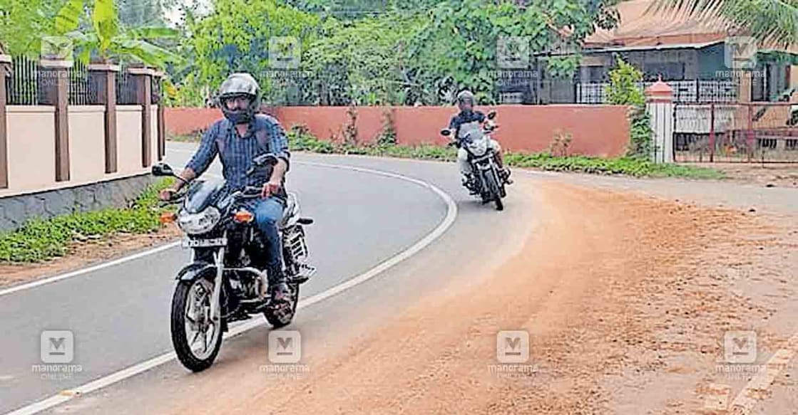 pathanamthitta-lorry-road-7 ഞാലിക്കണ്ടം മല്ലപ്പള്ളി റോഡിൽ ഞാലിക്കണ്ടം വളവിന് സമീപം ടിപ്പർ ലോറിയിൽ നിന്നു മണ്ണ് റോഡിലേക്ക് വീണിരിക്കുന്നു.