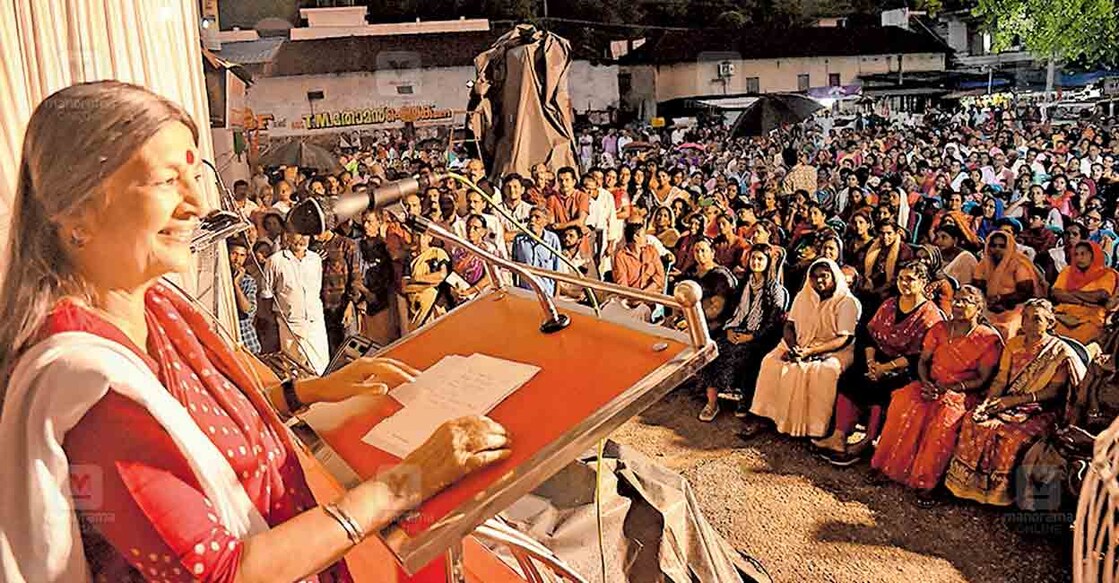 എൽഡിഎഫ് സ്ഥാനാർഥി ഡോ. തോമസ് ഐസക്കിന്റെ തിരഞ്ഞെടുപ്പ് പ്രചാരണാർഥം സീതത്തോട്ടിൽ നടന്ന പൊതുസമ്മേളനത്തിൽ സിപിഎം പോളിറ്റ് ബ്യൂറോ അംഗം വൃന്ദ കാരാട്ട് പ്രസംഗിക്കുന്നു.
ചിത്രം: മനോരമ.