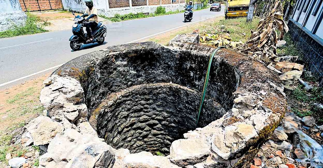 ദുരന്തത്തിന്റെ വഴിയടുപ്പം:  അടൂർ– പത്തനംതിട്ട റോഡരികിൽ കൈപ്പട്ടൂർ കടവ് ജംക്‌ഷനു സമീപം ചുറ്റുമതിൽ തകർന്നു അപകട നിലയിലായ പഞ്ചായത്ത് കിണർ. ചിത്രം: മനോരമ