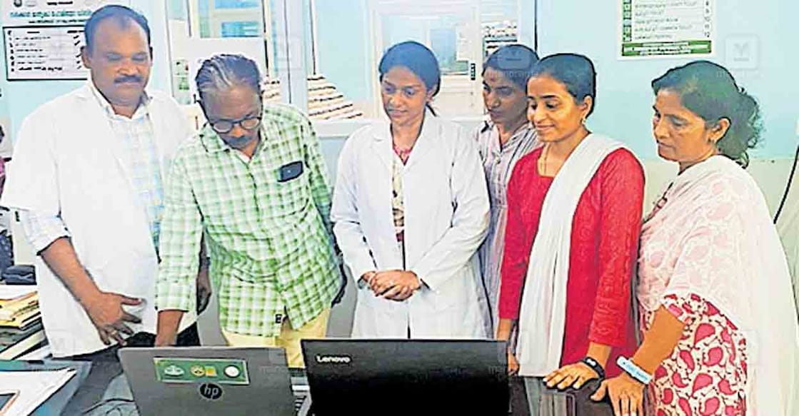 കോഴഞ്ചേരി സർക്കാർ ഹോമിയോ ഡിസ്പെൻസറിയിലെ കംപ്യൂട്ടർവത്കരണം ജില്ലാ മെഡിക്കൽ ഓഫിസർ (ഹോമിയോ) ഡോ.ഡി.ബിജുകുമാർ ഉദ്ഘാടനം ചെയ്യുന്നു.  