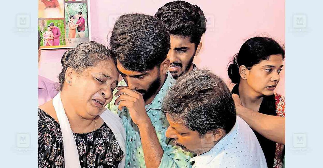 pathanamthitta-wild-elphant-attack-death-biju-daisy ഉള്ളുരുകി... കാട്ടാന ആക്രമണത്തിൽ കൊല്ലപ്പെട്ട പത്തനംതിട്ട തുലാപ്പള്ളി വട്ടപ്പാറ പുളിയൻകുന്ന് പിആർസി മലയിൽ കുടിലിൽ ബിജുവിന്റെ ഭൗതികശരീരം വീട്ടിൽ പൊതുദർശനത്തിനു വച്ചപ്പോൾ ഭാര്യ ഡെയ്സി, മക്കളായ ബിൻസി, ബിൻസൺ, ബിജോ എന്നിവർ വിതുമ്പുന്നു. ചിത്രം: അരുൺ ജോൺ / മനോരമ