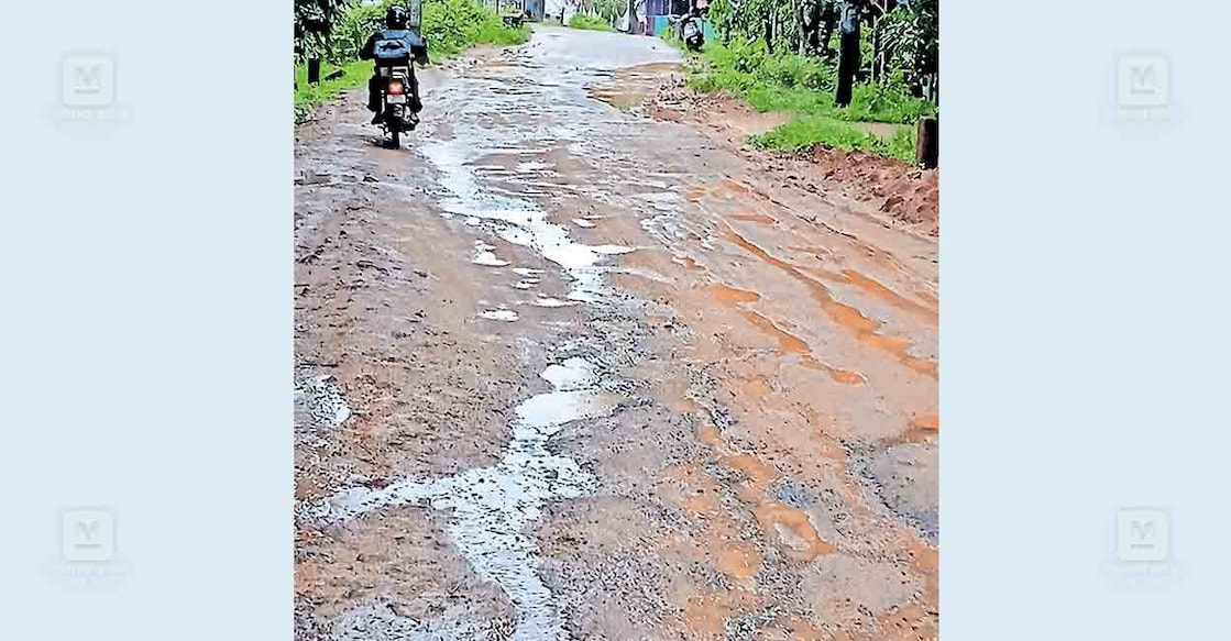 വടക്കടത്തുകാവ്–ഐവർകാല റോഡിൽ ചൂരക്കോട് എണ്ണയ്ക്കാട്ടുപടി ഭാഗത്ത് ജൽജീവൻ പദ്ധതിയുടെ പൈപ്പിടാനായി എടുത്ത കുഴി ശരിയായി മൂടാത്തതിനാൽ മഴയിൽ മണ്ണ് ഒലിച്ചിറങ്ങി കുണ്ടുകഴിയും ചെളിക്കുളമായും കിടക്കുന്നു.